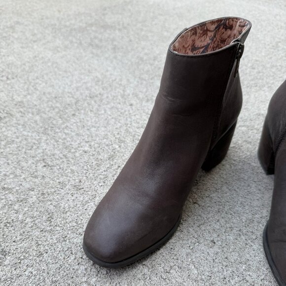 Lucky Brand Malvelia Brown Leather Stack Heel Size 7.5 Zip Booties Boots Ankle - Picture 7 of 13
